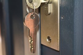 key stuck in door lock