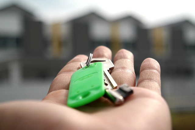 House keys held in an open palm.